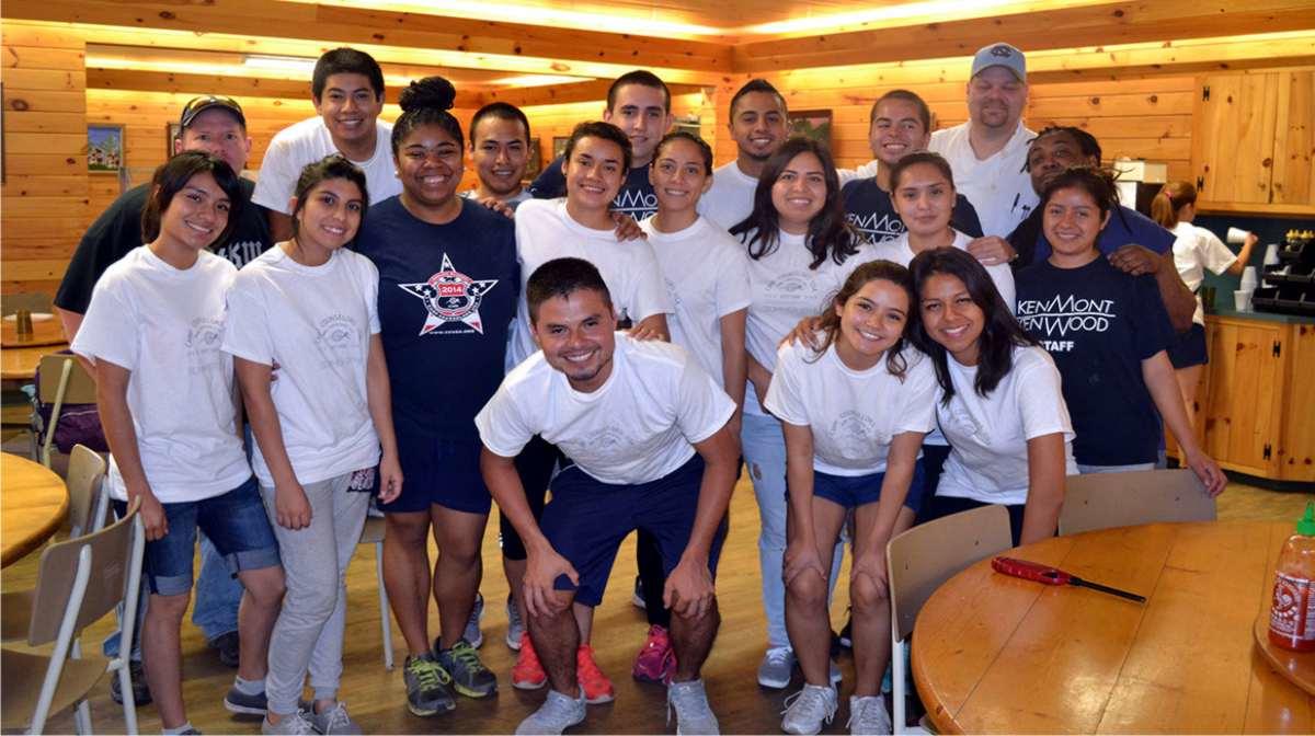Campamento-de-verano-ventur-pipiol Foto de campistas felices disfrutando de trabajar y aprender el idioma inglés en el campamento de verano del Programa CCUSA Ventur Pipiol