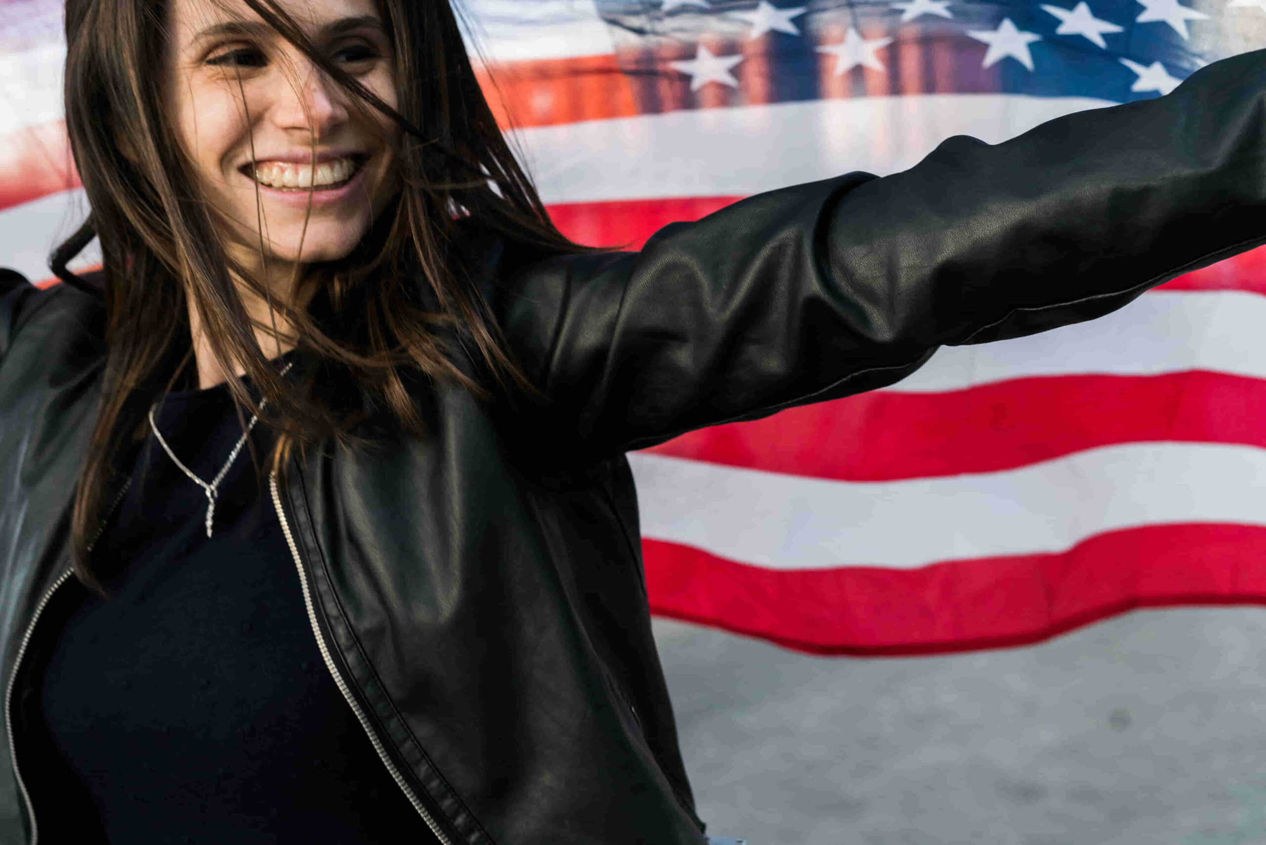 Mujer feliz en campamento de verano con bandera usa