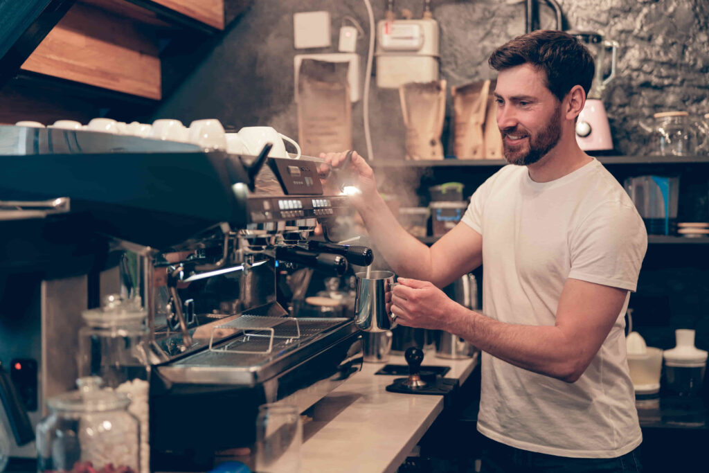 trabajo-en-el-extranjero-barista-1024×683 Hombre trabajando en el extranjero como barista