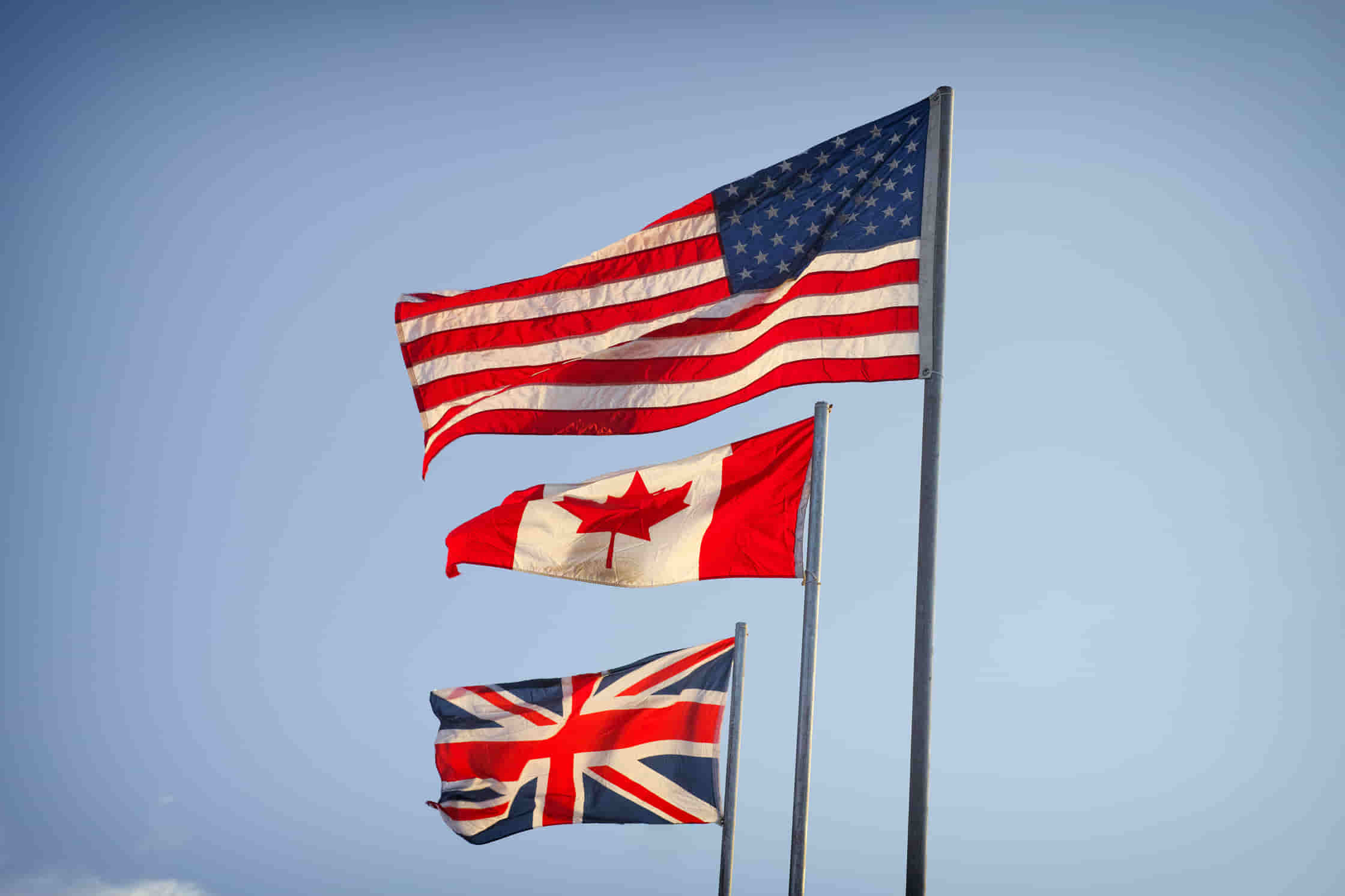 Banderas de USA, Canadá y Reino Unido. Las mejores oportunidades laborales para mexicanos en el extranjero