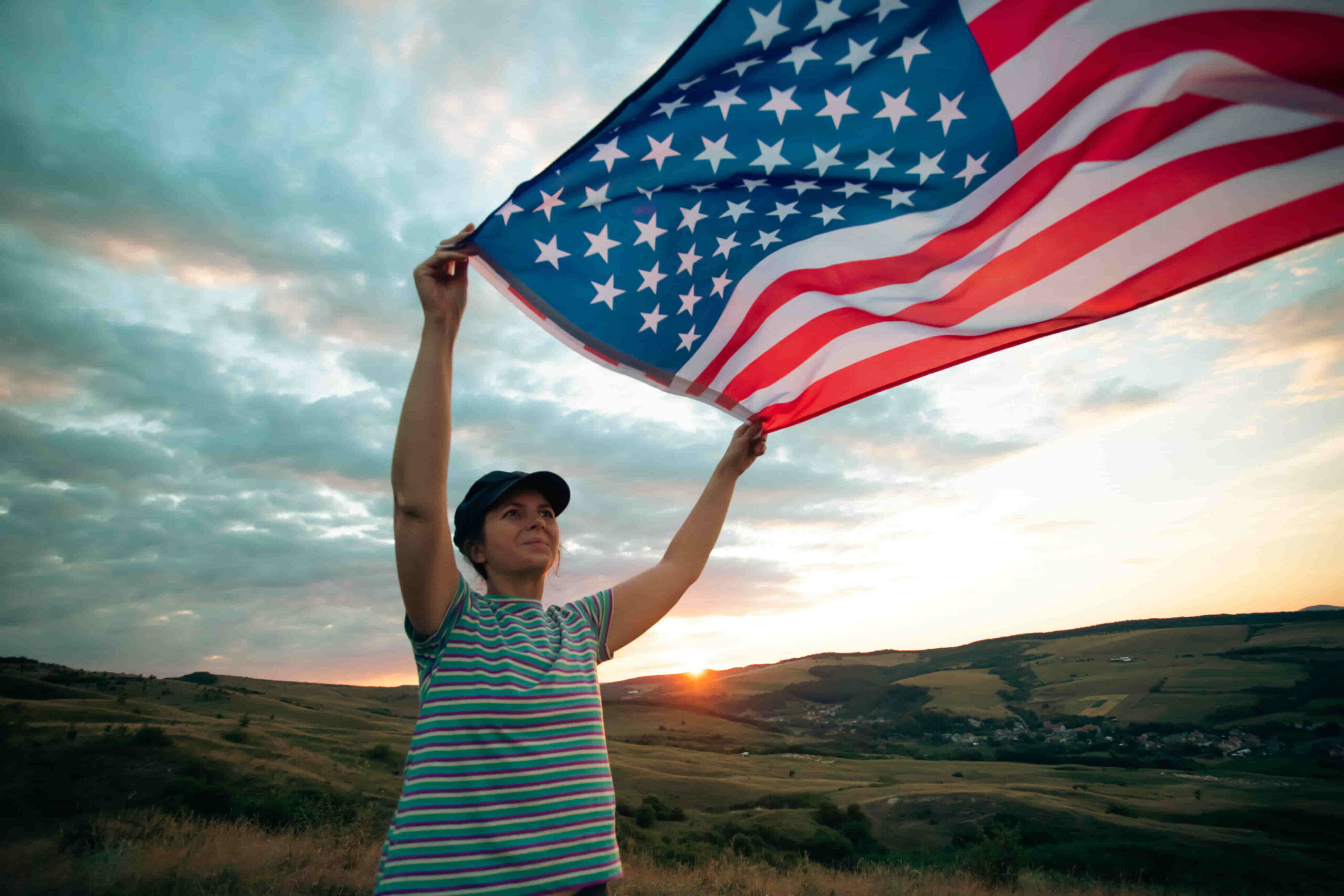 Mujer ondeando bandera de estados unidos.