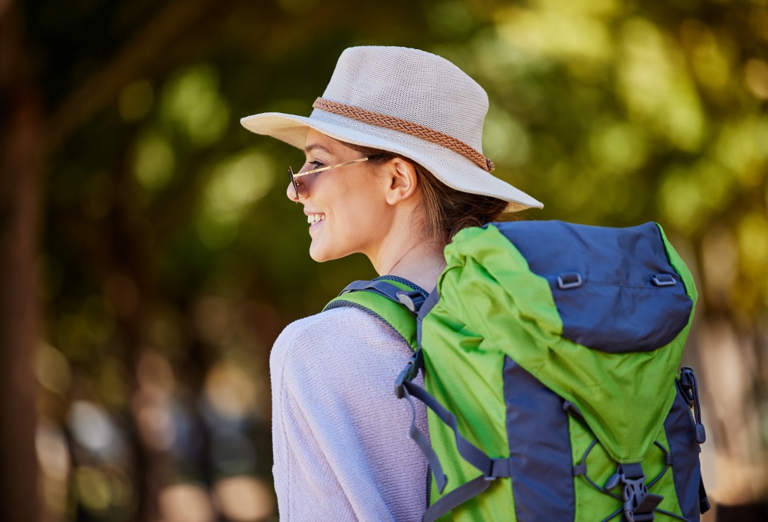 Chica con una mochila y sombrero en canada