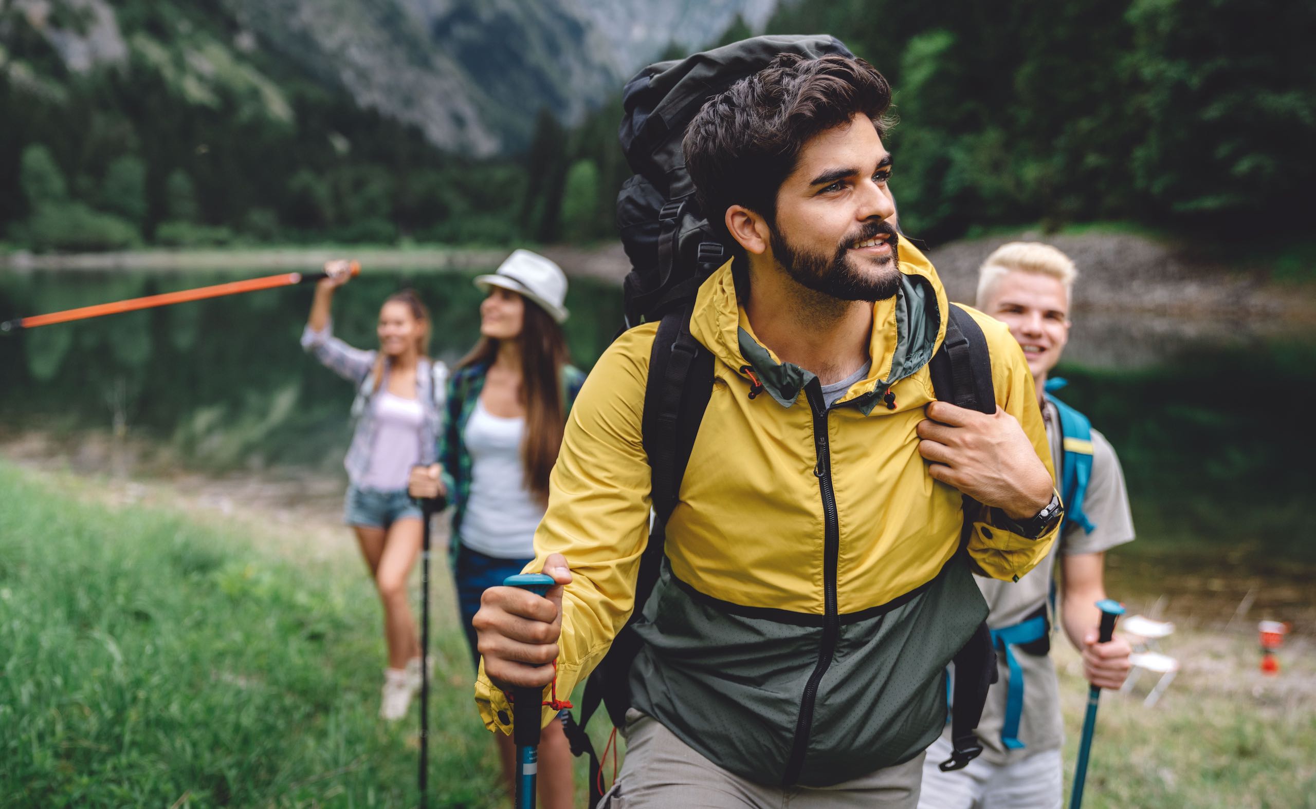 Jóvenes con su líder en un campamento de verano en usa